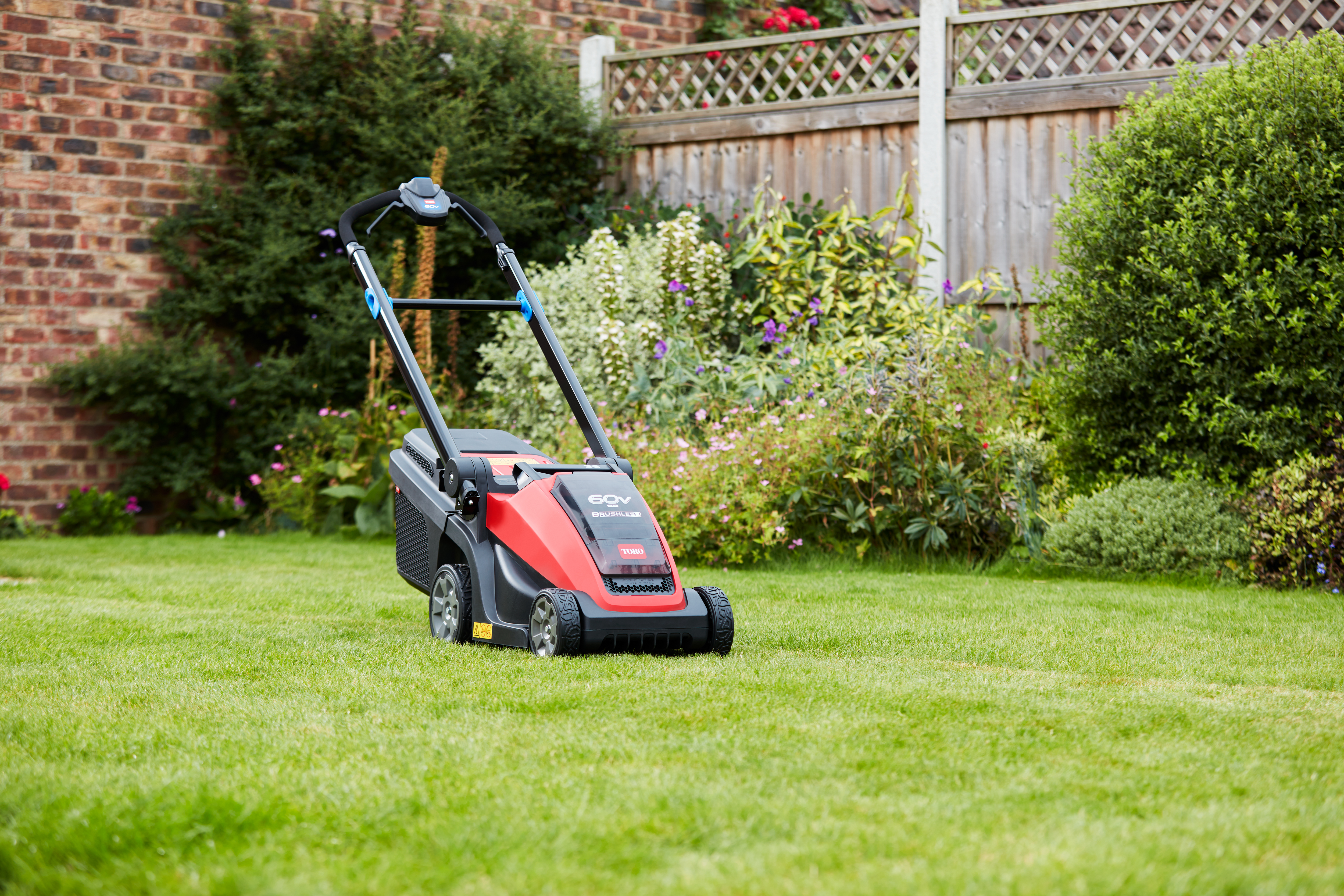 New 36 cm and 43 cm Small Deck Recycler® Mowers added to Battery-Powered 60V MAX* Flex-Force Power R