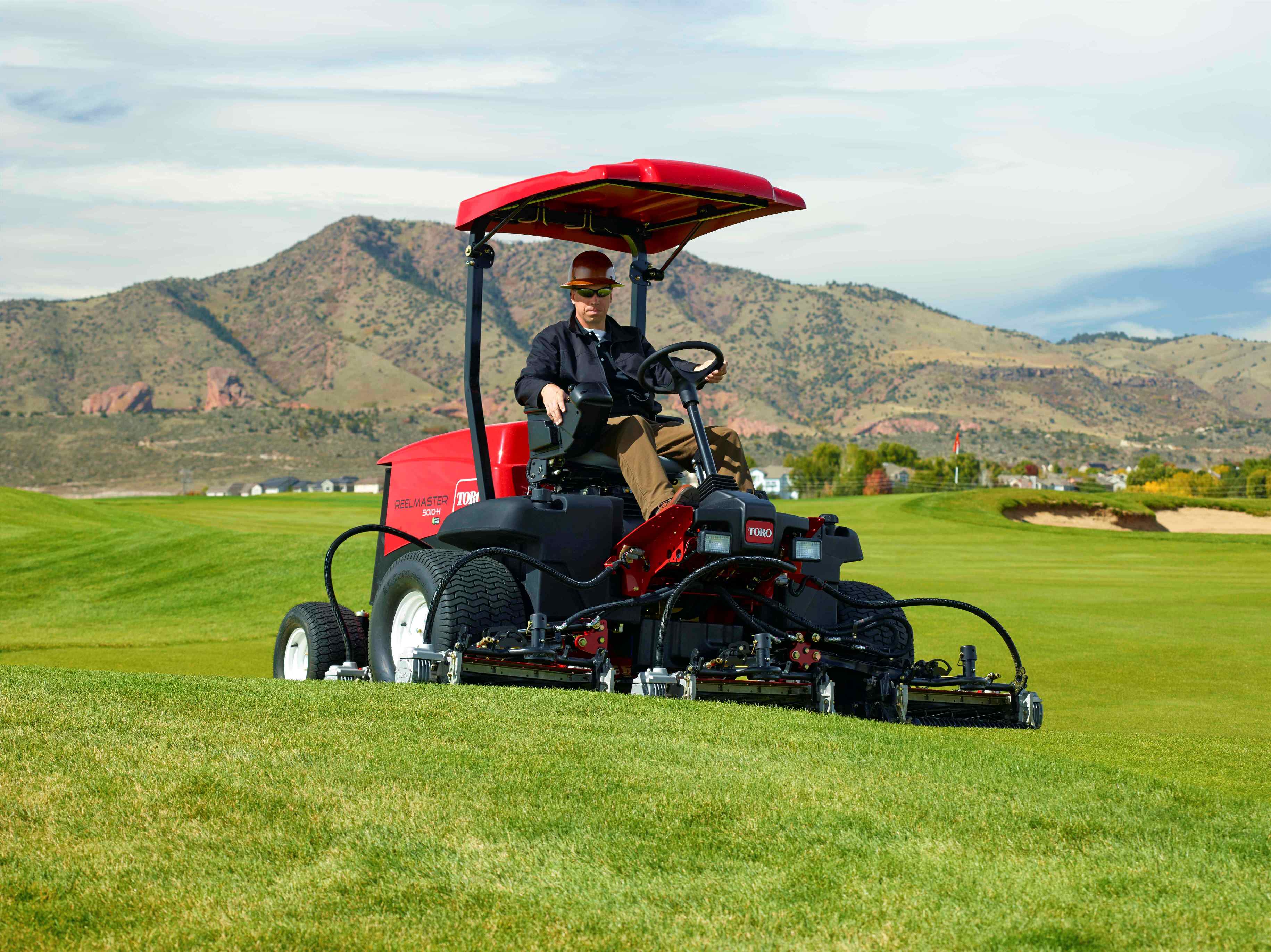 The Industry’s First Fairway Mower with a True Hybrid Drive System: the Reelmaster® 5010-H